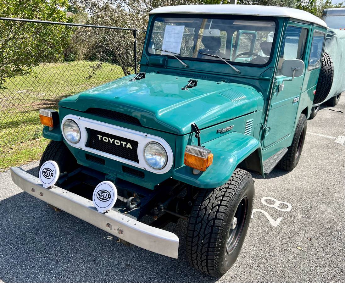 Toyota-Land-cruiser-fj40-1975-green