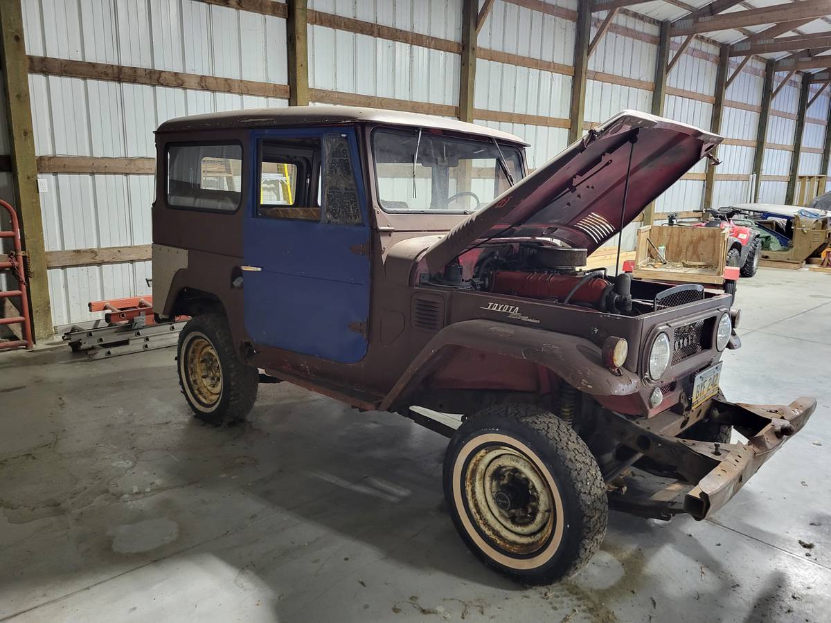 Toyota-Landcruiser-fj40-1967-brown