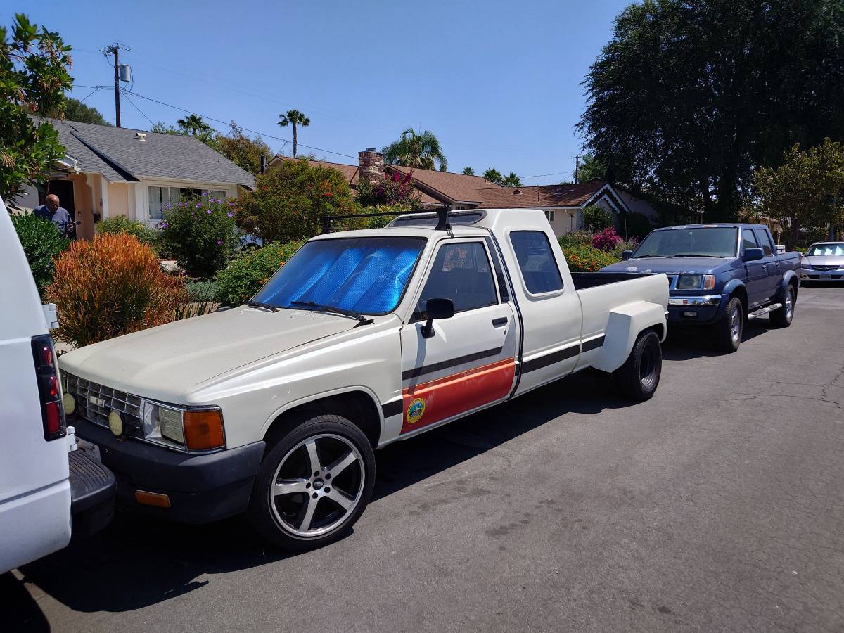 Toyota-Pickup-1985