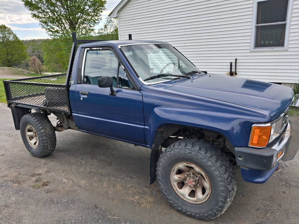 Toyota-Pickup-4x4-1986-blue