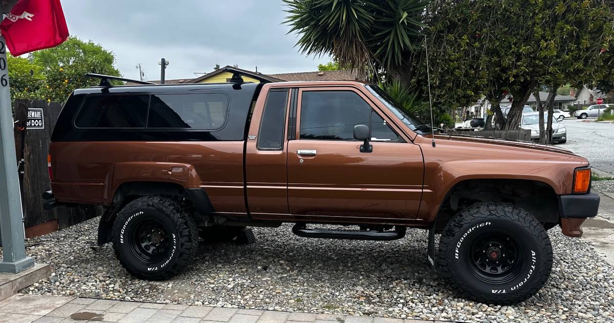 Toyota-Pickup-4x4-1986-brown