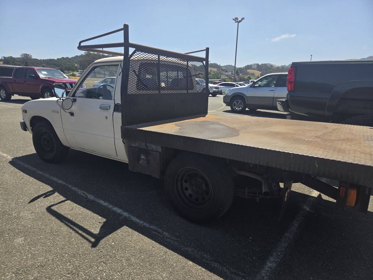 Toyota-Pickup-truck-1983
