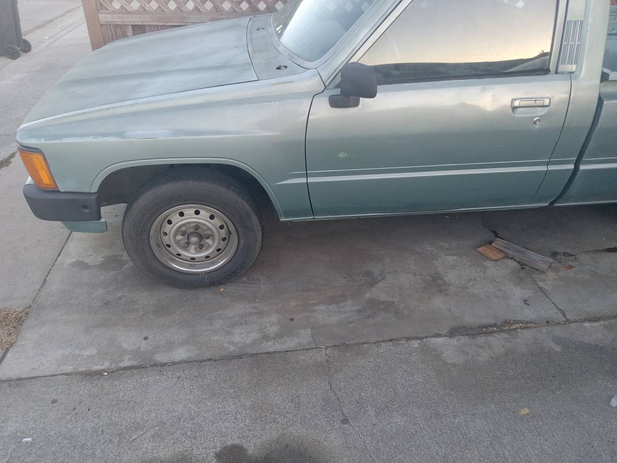 Toyota-Pickup-truck-1985-green