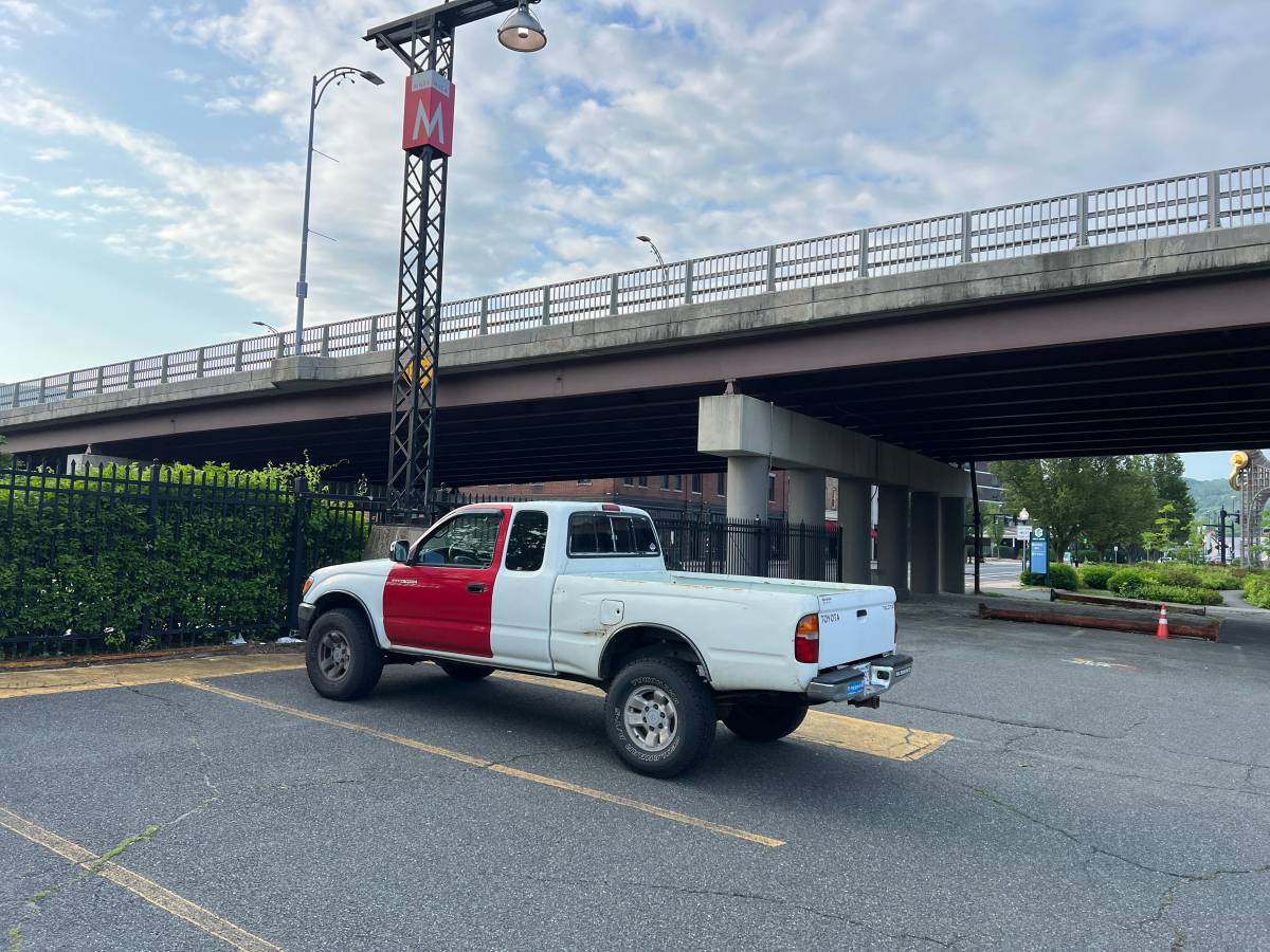Toyota-Tacoma-1996-white