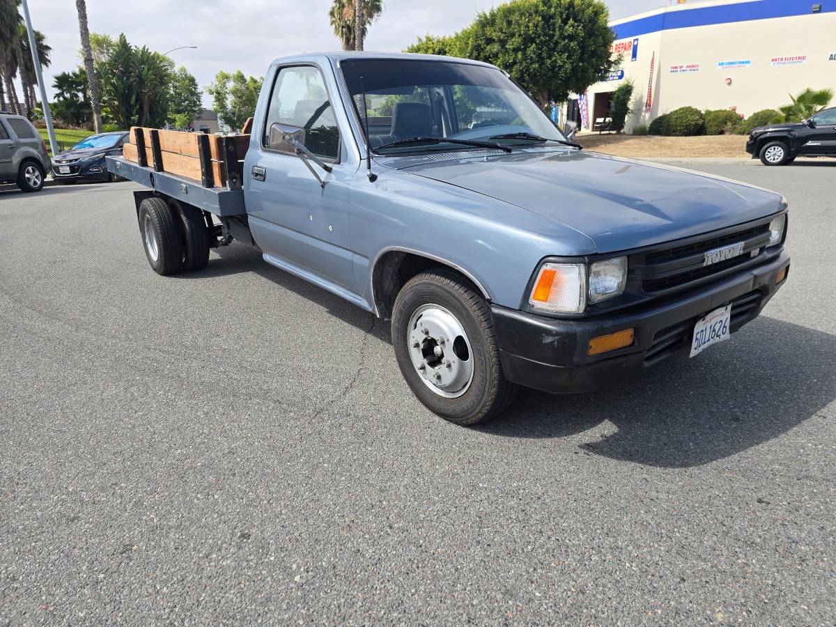 Toyota-Truck-1989-grey