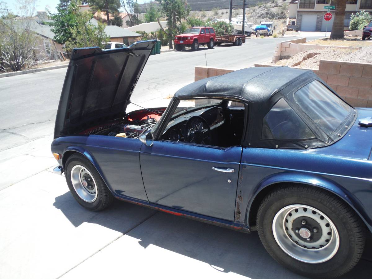 Triumph-Tr6-1969-blue