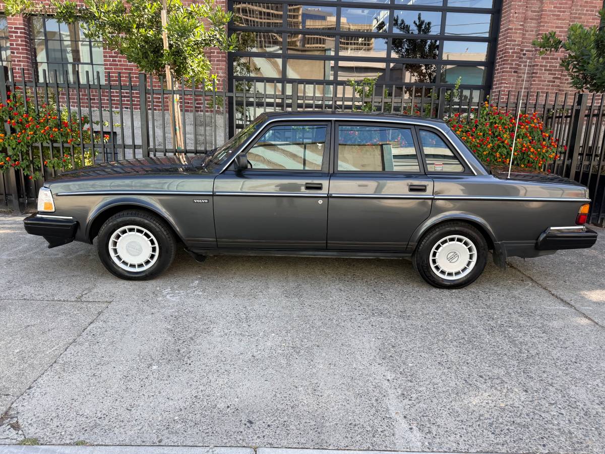 Volvo-240-1992-grey
