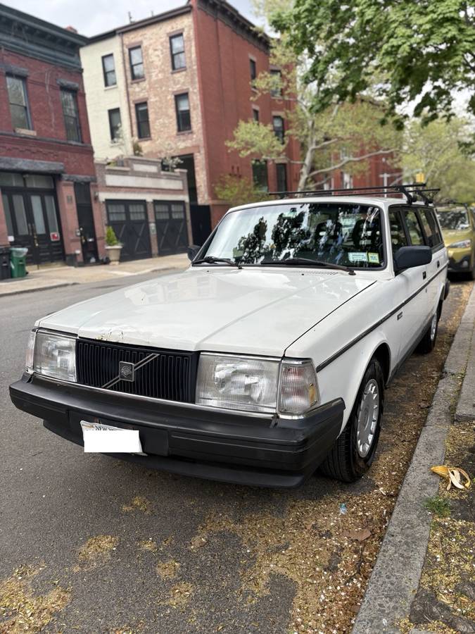 Volvo-240-1993-white