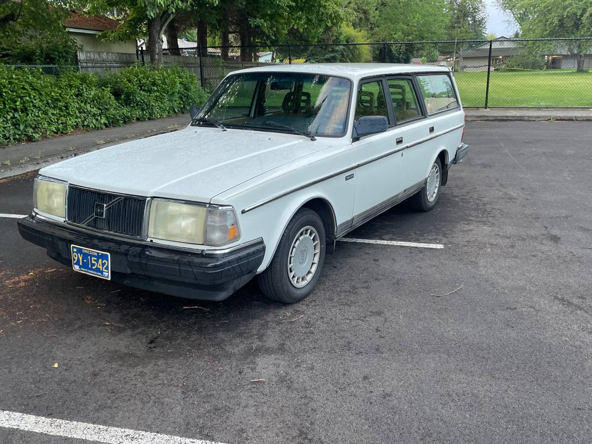 Volvo-240-1993-white