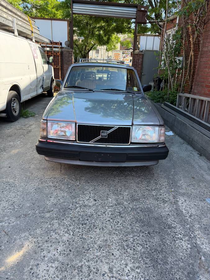 Volvo-240-dl-1990-silver