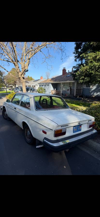 Volvo-242-1977-white