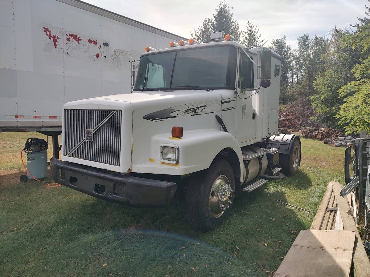 Volvo-Semi-truck-diesel-1996-white