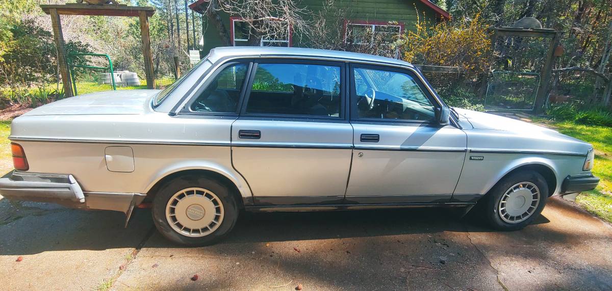 Volvo240-dl-1989-silver
