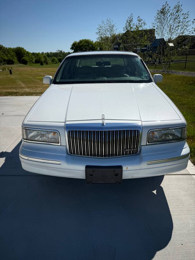 White-lincoln-towncar-1996-white