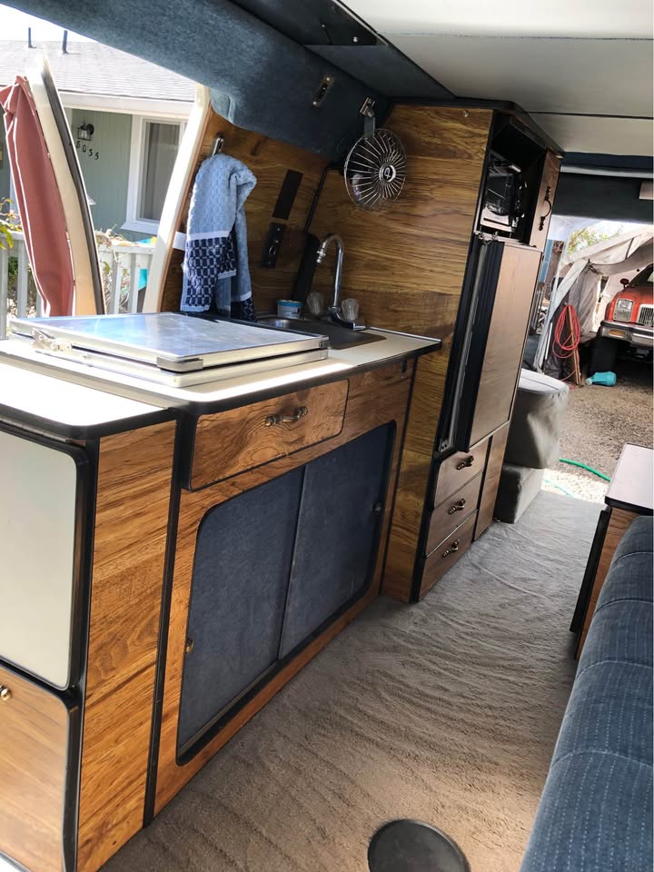Aménagement intérieur en bois du Ford E150 camper, coin cuisine