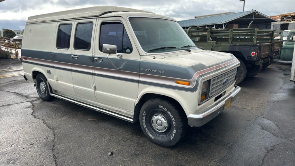 Ford Econoline 150 de 1989, vue trois quarts avant