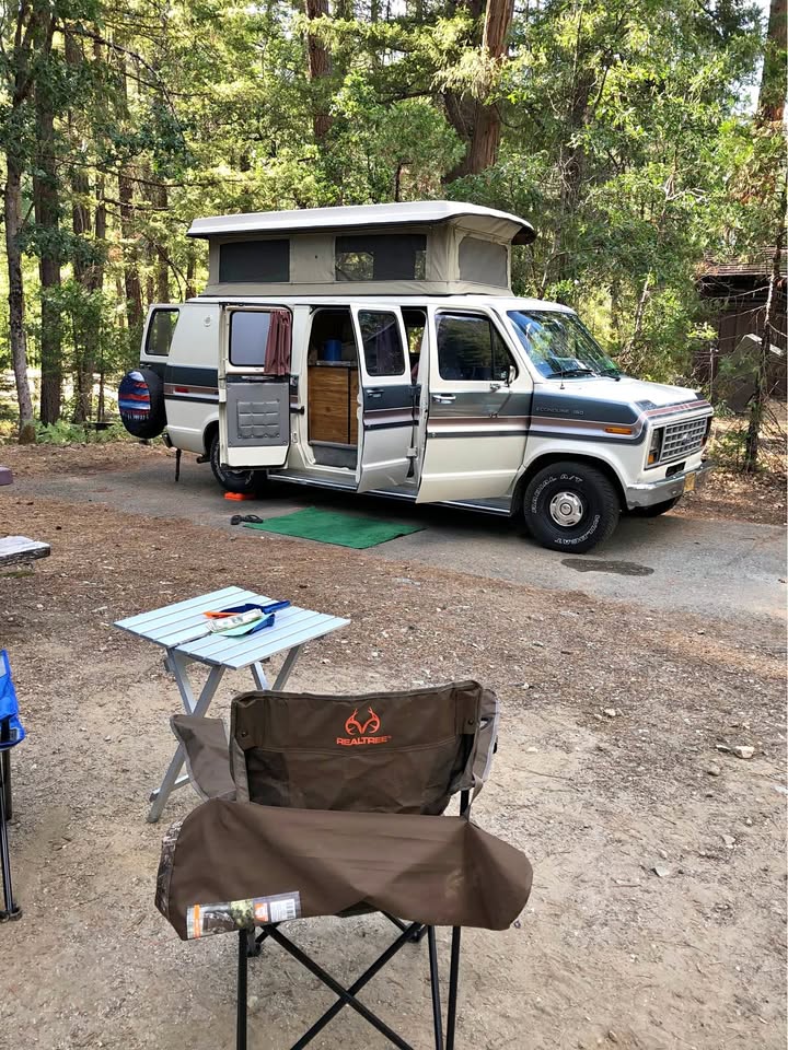 Ford Econoline 150 camper van de 1989, toit relevable ouvert en forêt