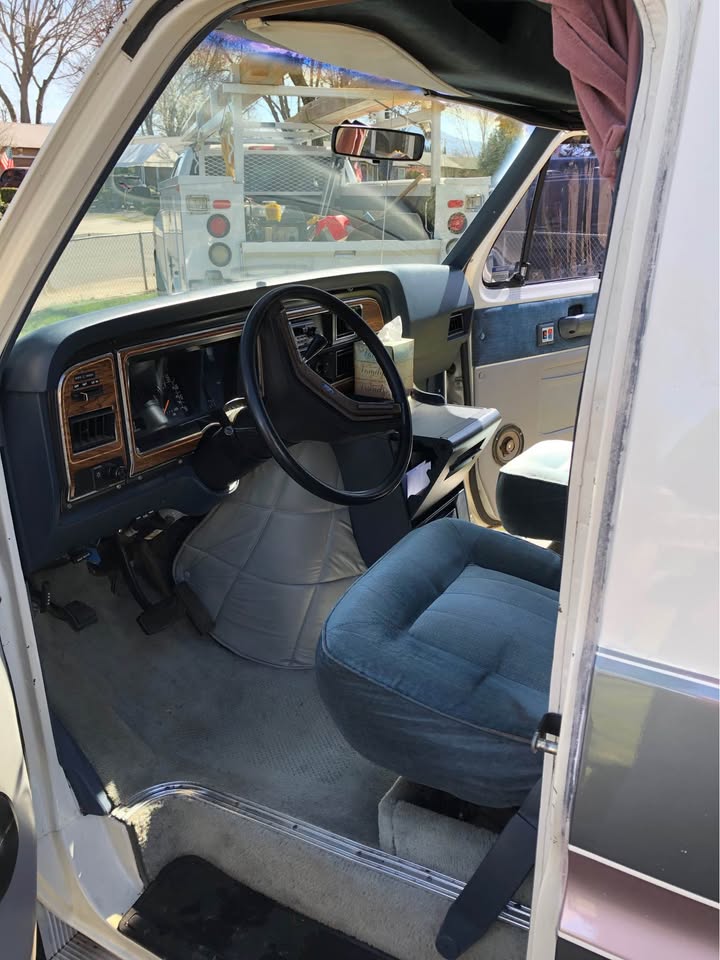 Poste de conduite du Ford Econoline 150 de 1989