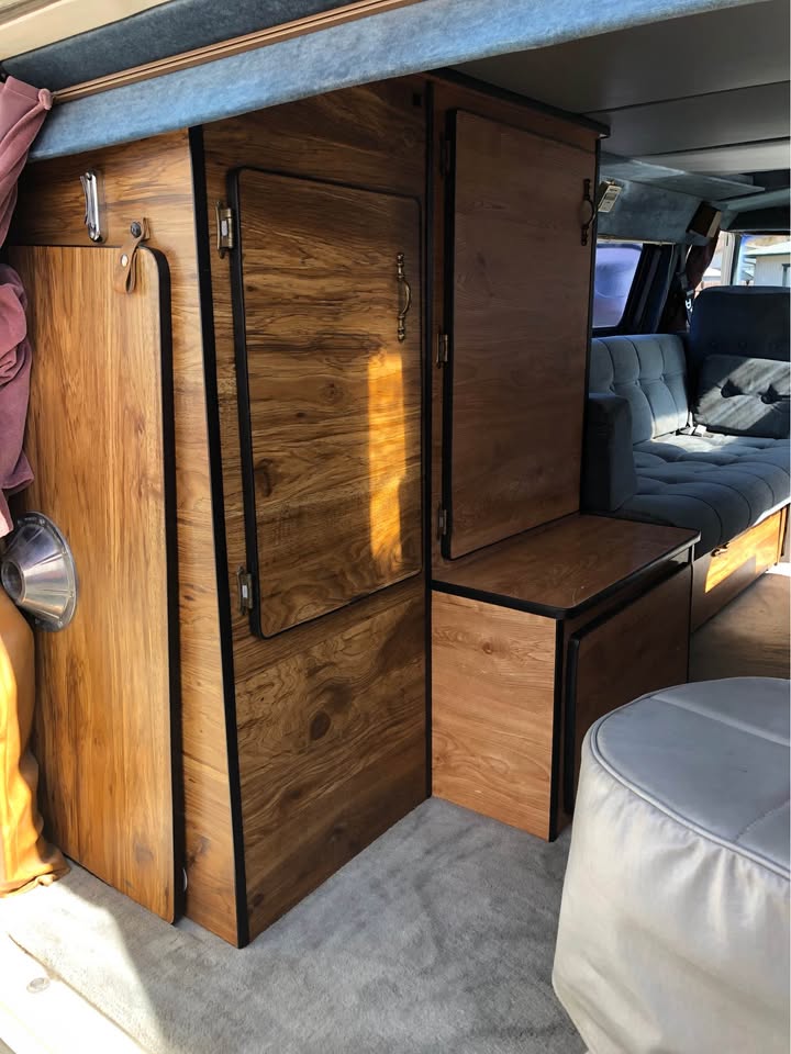 Intérieur aménagé du van américain Ford Econoline 150, banquette