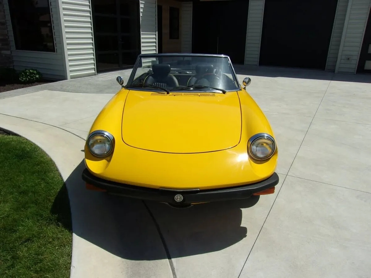 Alfa-romeo-Spider-1978-Yellow-Black-With-Yellow-Piping