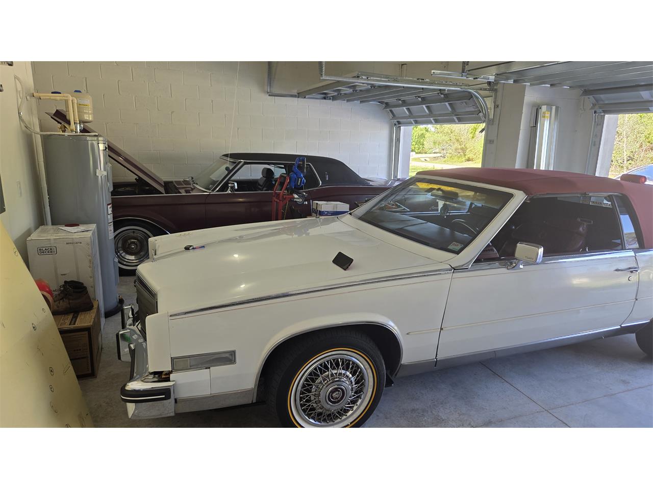 Cadillac-Convertible-1985-White-Burgundy