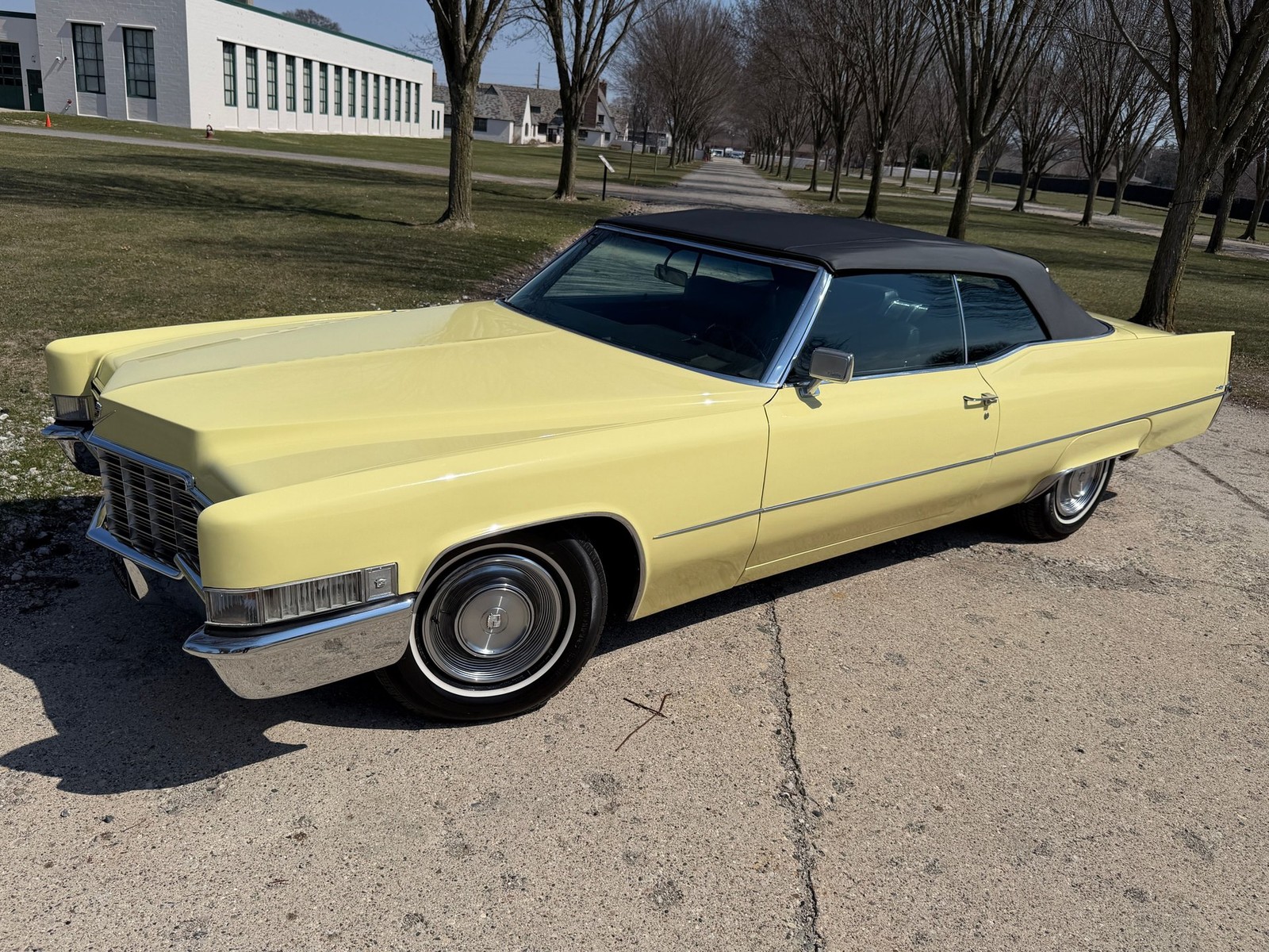 Cadillac-DeVille-1969-Black