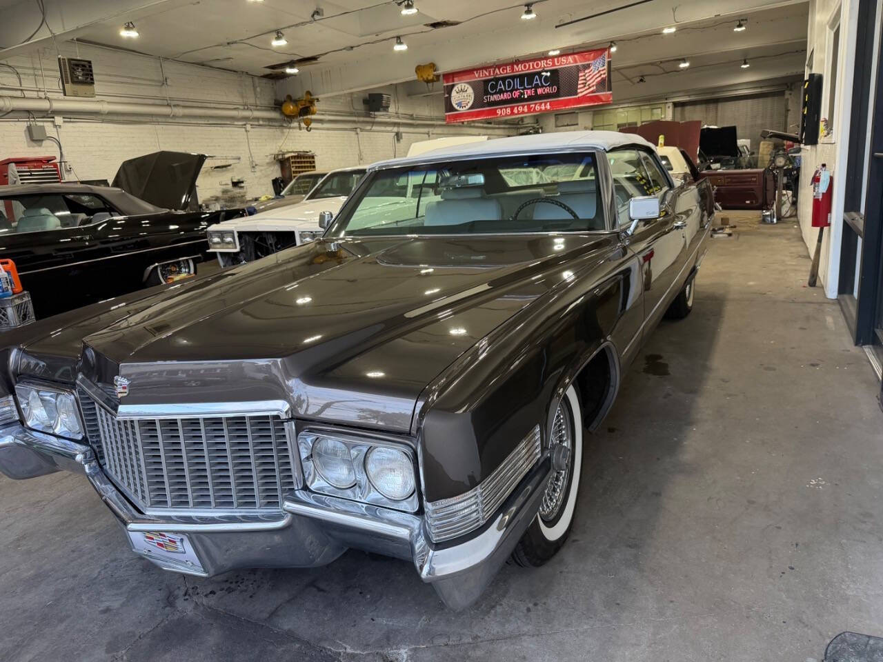 Cadillac-Deville-1970-Bayberry-Metallic-Off-White