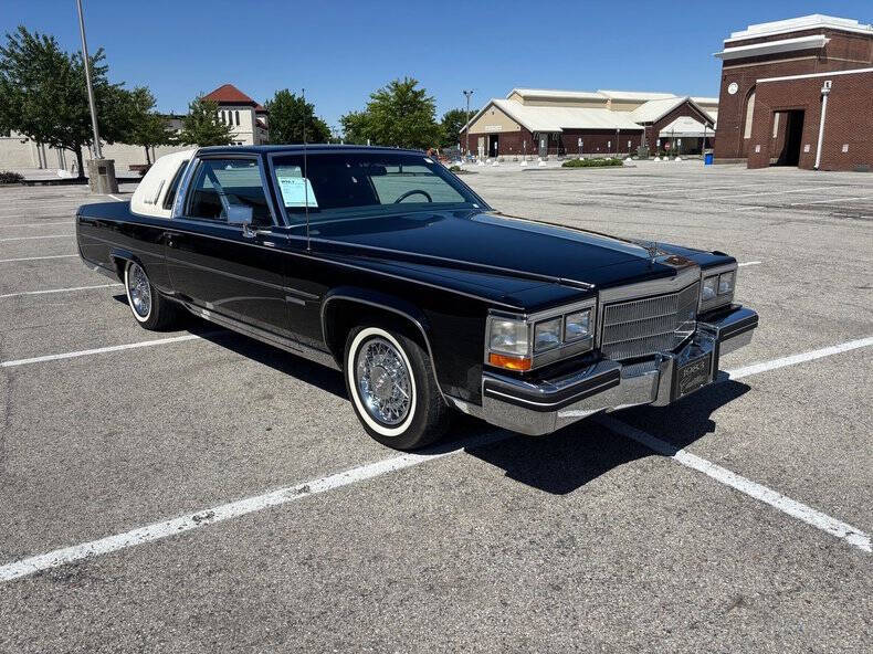 Cadillac-Fleetwood-1983-Black-Blue