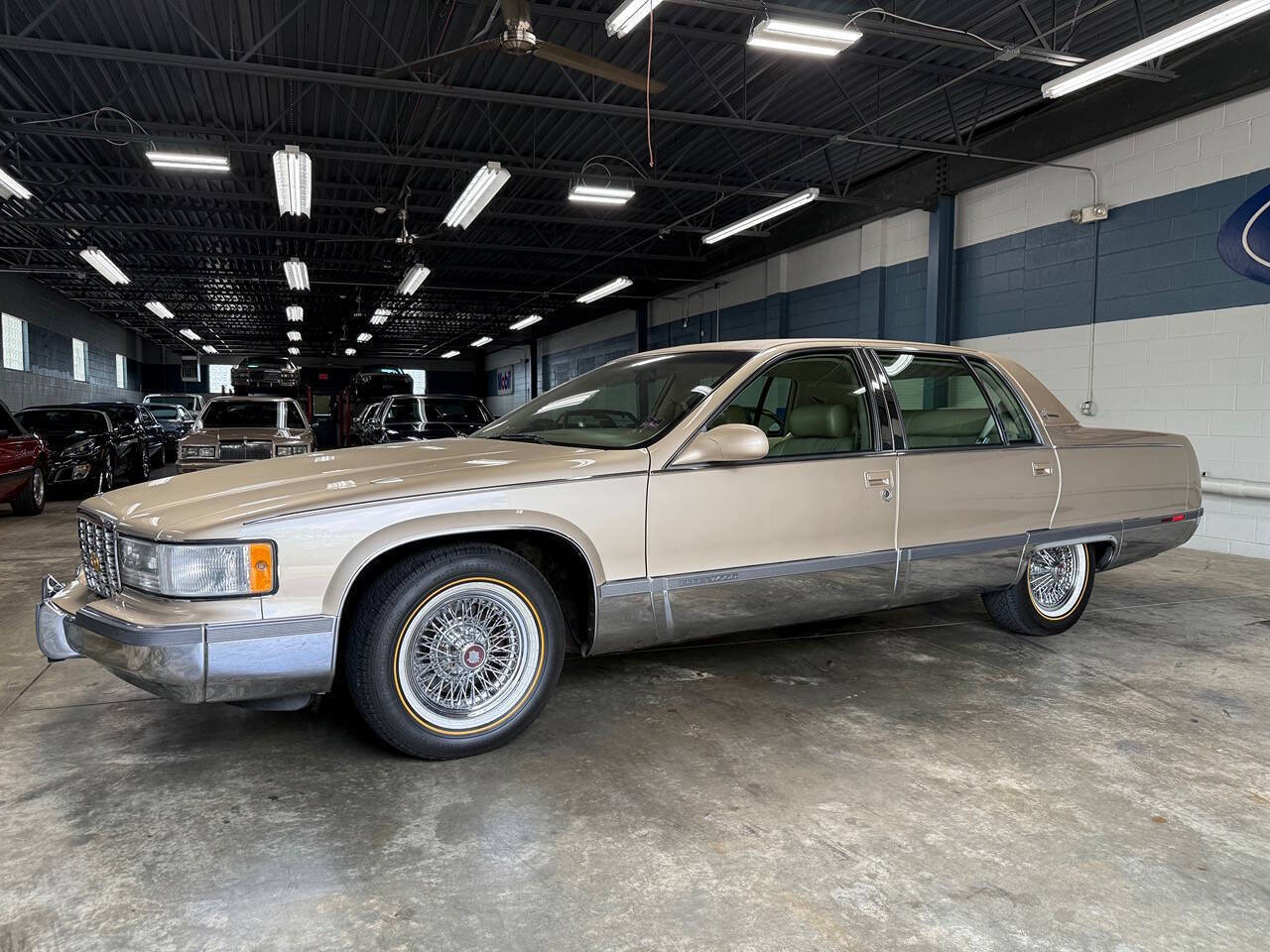 Cadillac-Fleetwood-1995-Light-Driftwood-Metallic-Tan