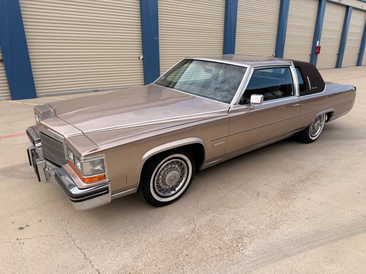 Cadillac-Fleetwood-brougham-1982-Champagne-Brown