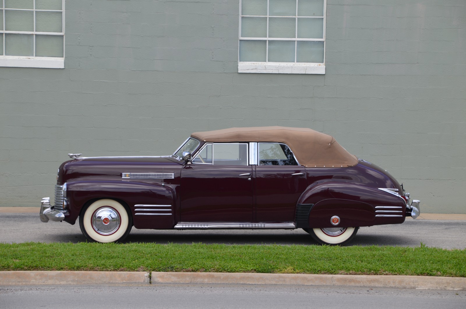 Cadillac-SERIES-62-CONVERTIBLE-SEDAN-1941-Convertible-Tan