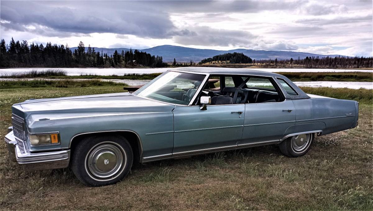 Cadillac-Sedan-de-ville-delegance-1976-blue