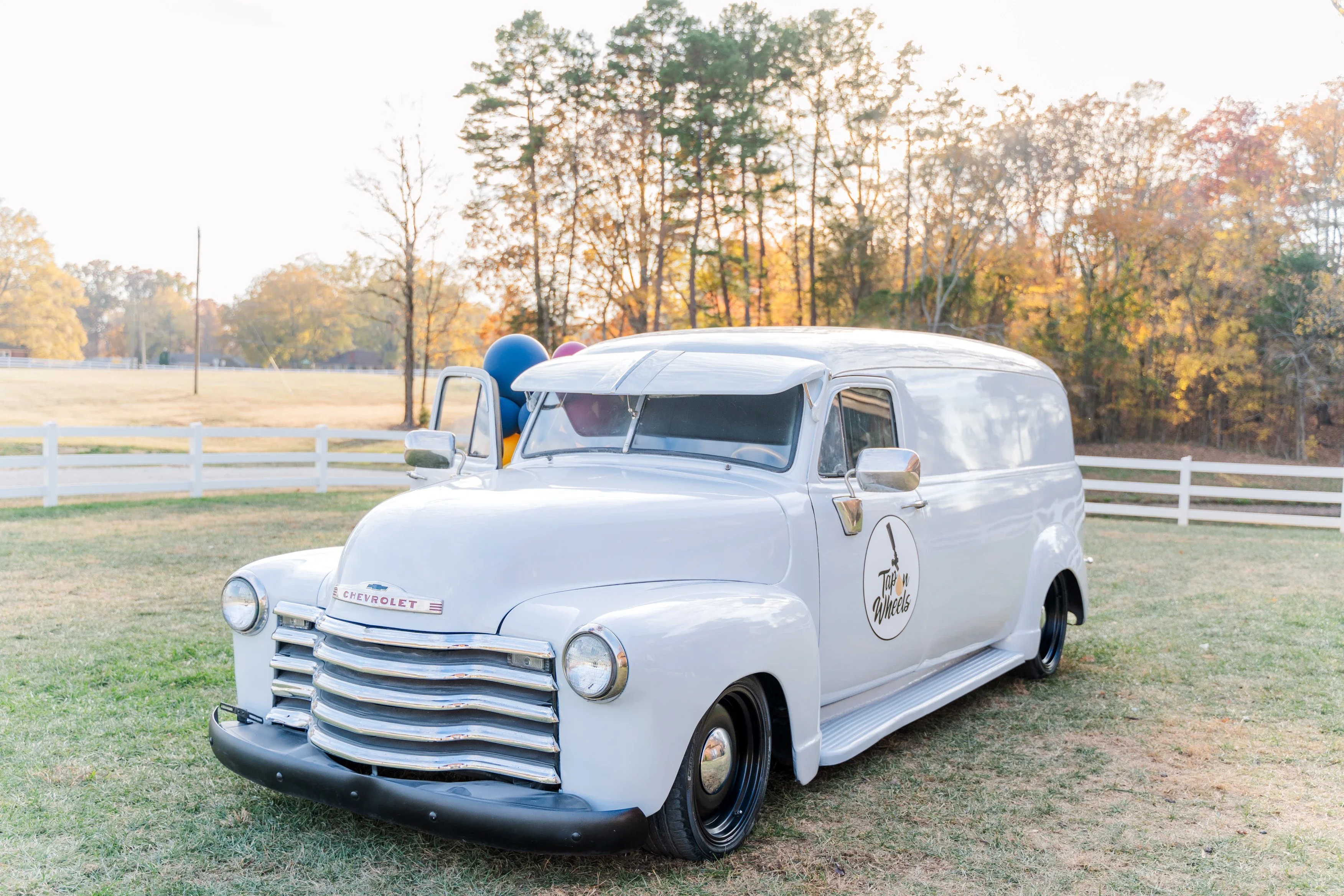 Chevrolet-3600-1951-White-Gold