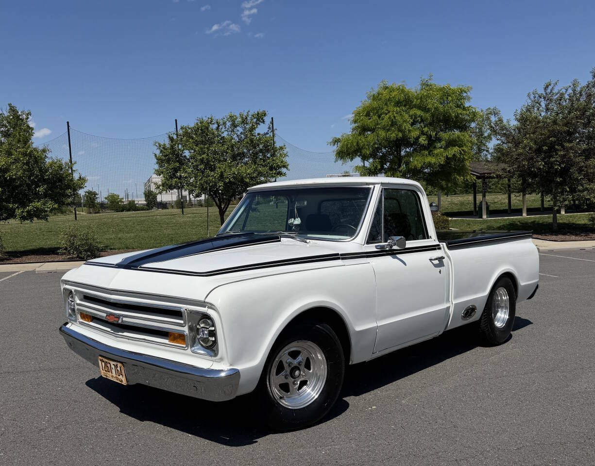 Chevrolet-C10-1967-White-Black