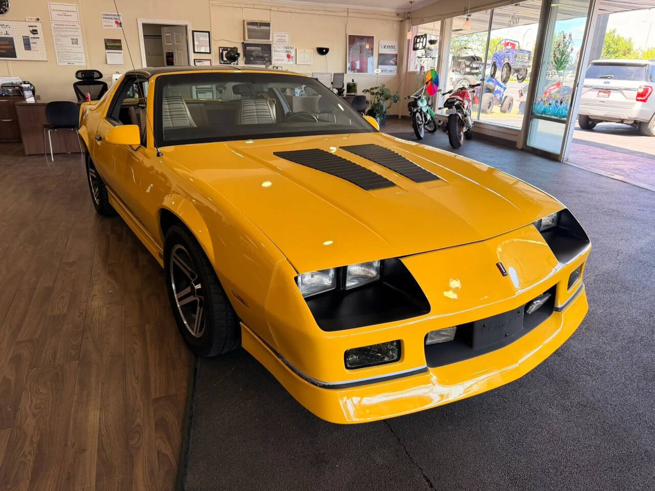 Chevrolet-Camaro-1986-Yellow-Beige