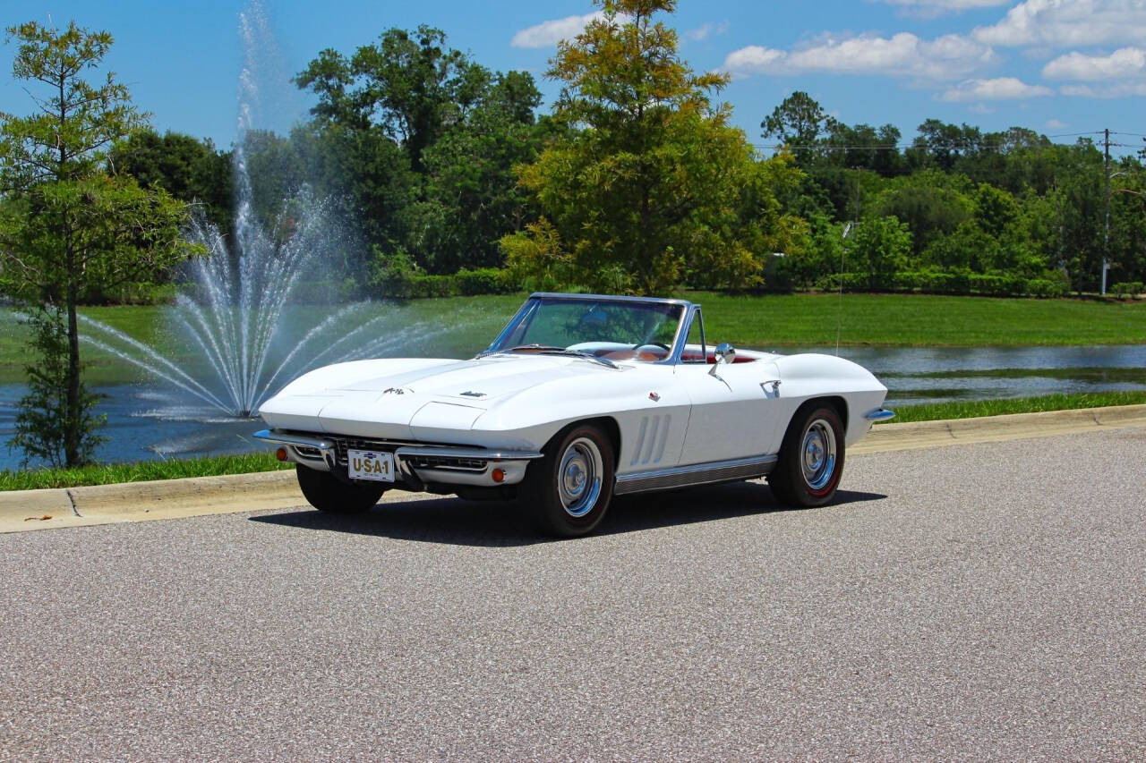 Chevrolet-Corvette-1966-Ermine-White-Red