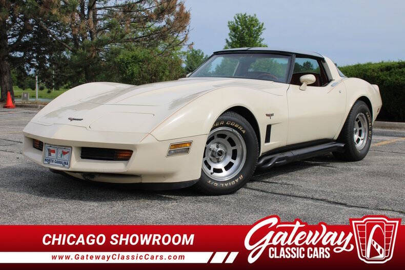 Chevrolet-Corvette-1981-Creme-Tan