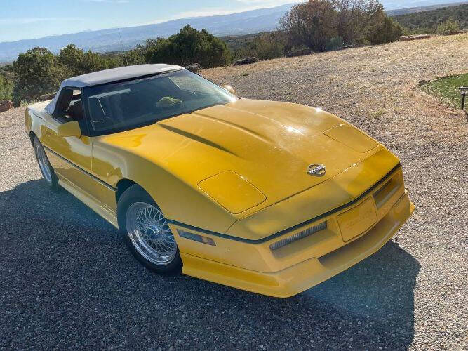 Chevrolet-Corvette-1986-YellowWhite-Top