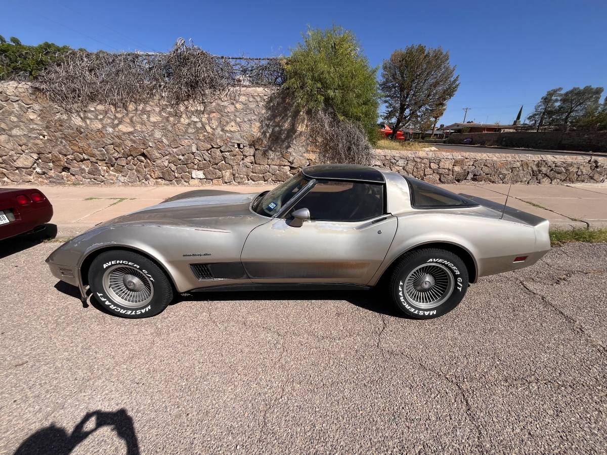 Chevrolet-Corvette-collectors-edition-1982