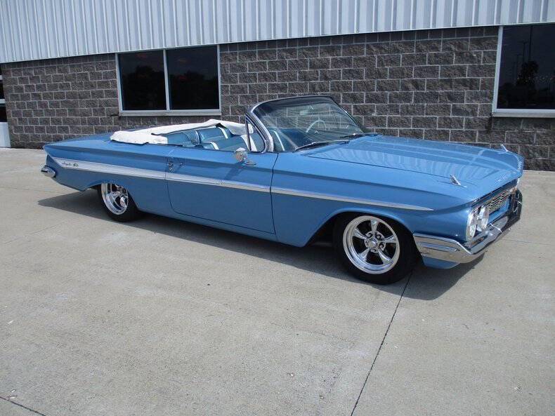 Chevrolet-Impala-1961-Jewel-Blue-BlueWhite-Vinyl
