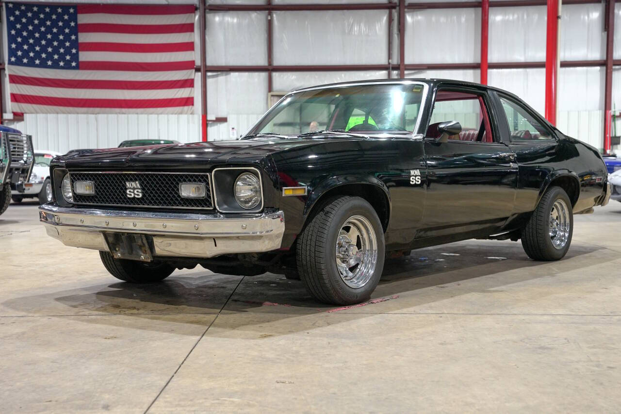 Chevrolet-Nova-1976-Black-Red