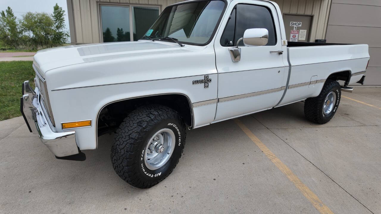 Chevrolet-Rv-10-series-1987-White-Tan