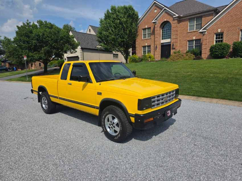 Chevrolet-S-10-1987-Yellow-Black