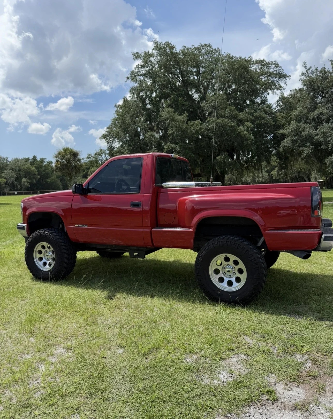 Chevrolet-Silverado-1500-4x4-regular-cab-1988-Red-Red