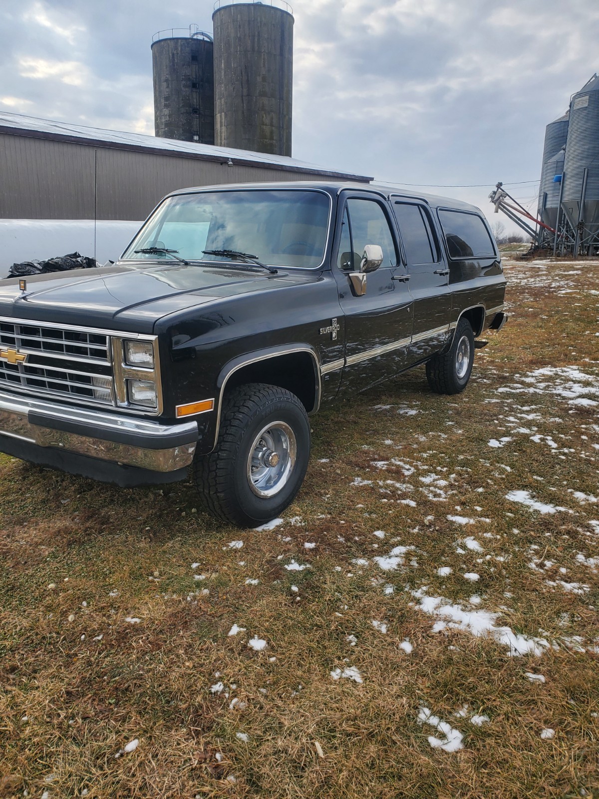 Chevrolet-Suburban-1988-SUV-Tan
