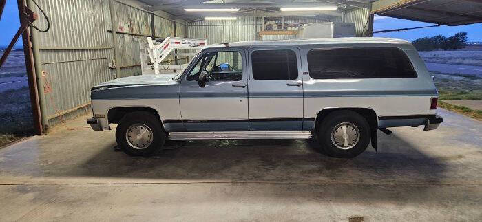 Chevrolet-Suburban-1990
