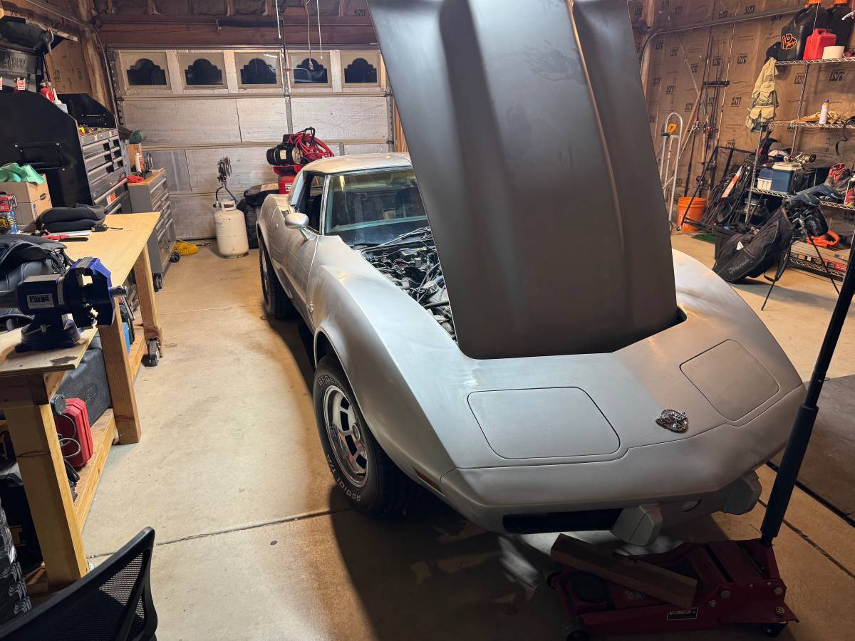 Chevy-corvette-stingray-coupe-1978-silver