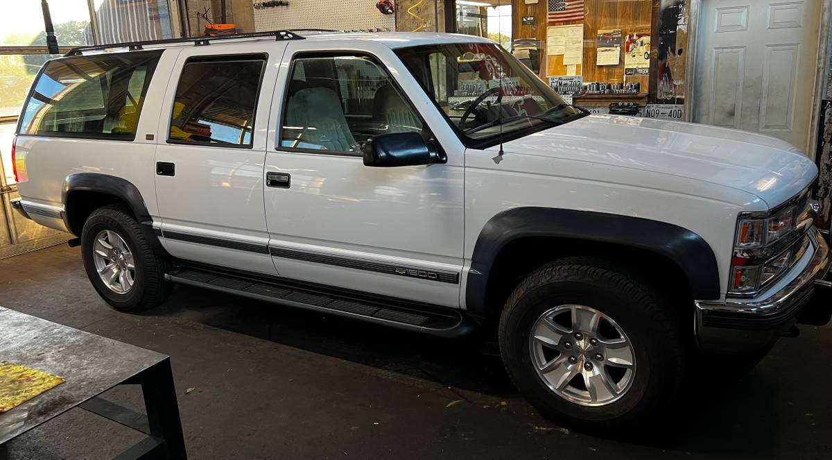 Chevy-suburban-k1500-1994-white