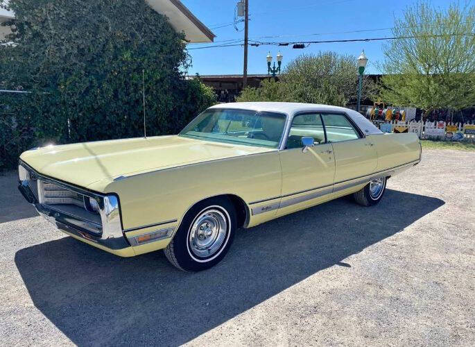 Chrysler-New-yorker-1972-YellowWhite-Top