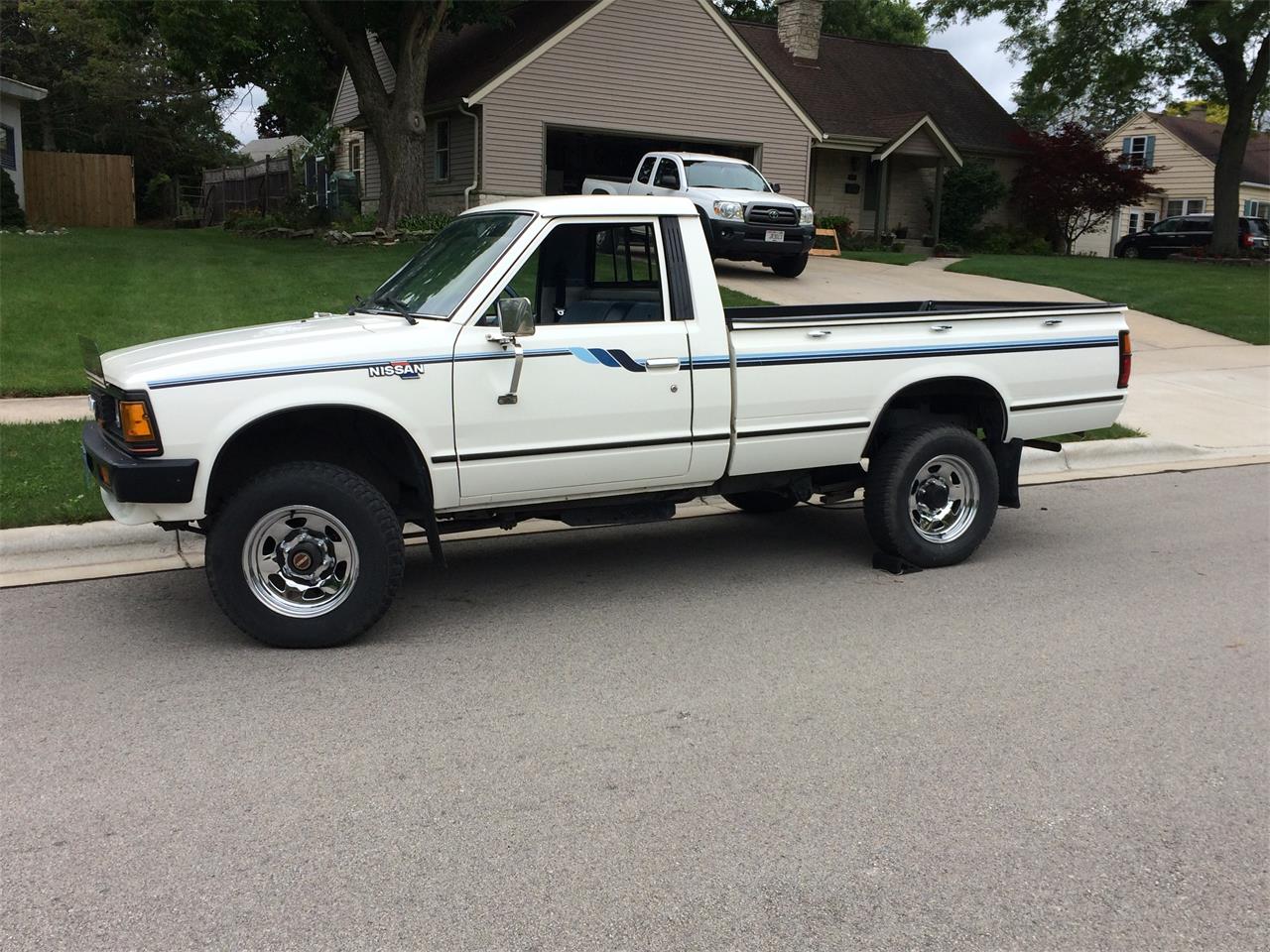 Datsun-720-1983-White-with-blue-Blue